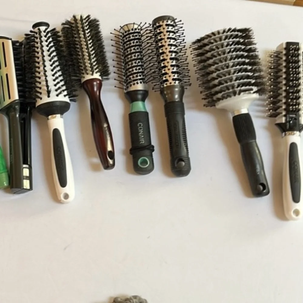 CURLMASTER ,REVLON,CONAIR various size blow out brushes , round and vent 7 total